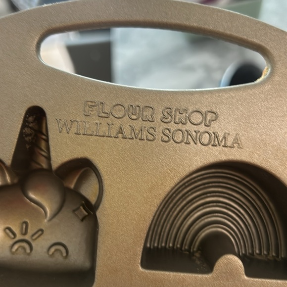 Williams Sonoma Flour Shop Rainbow and Unicorn Cupcake Candy Baking Pan! - Picture 3 of 3